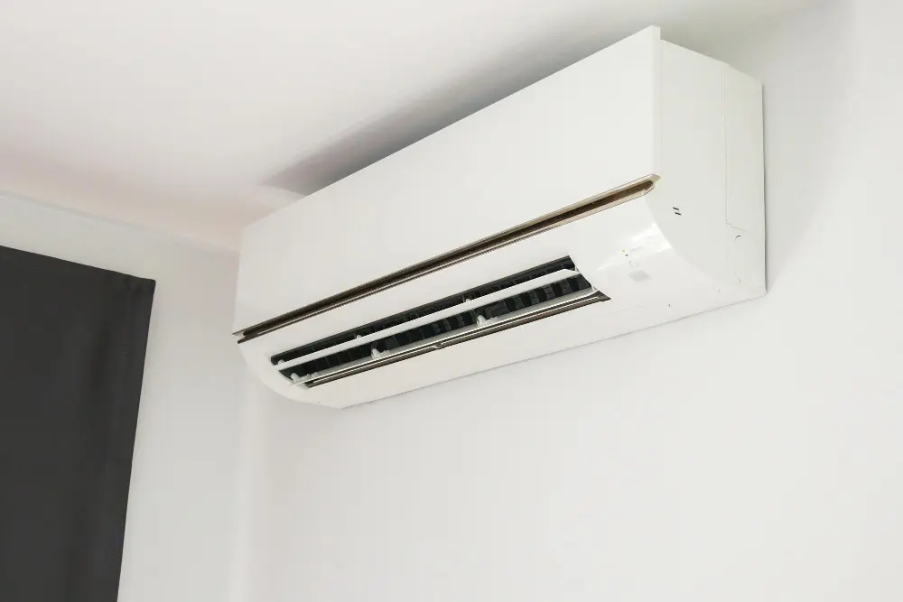 Ar condicionado silencioso em parede branca fundo interior da sala