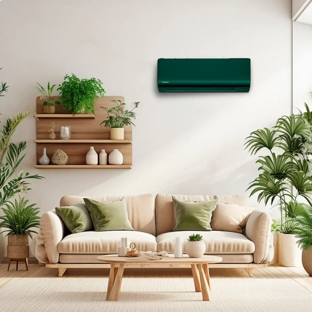 Sala de estar com sofá bege, diversas plantas e ar condicionador icolor verde daikin em parede ao fundo