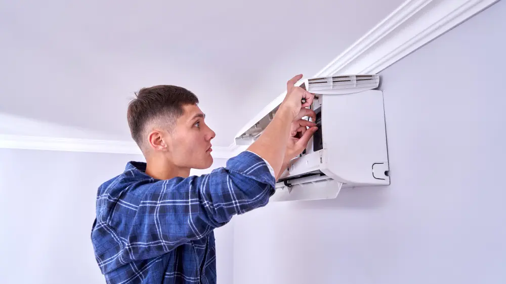 Visão de lado de homem preparando ar-condicionado para o verão 