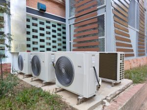 Condensadoras dos melhor marca de ar-condicionado multi split na parte externa do prédio