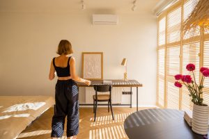 mulher jovem em uma casa na praia com ar-condicionado